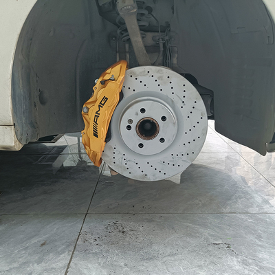 मर्सिडीज बेंज C200 कार ब्रेक कैलिपर्स अपग्रेड 6 पॉट क्लेपर्स और 355MM डिस्क