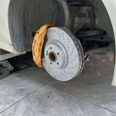 मर्सिडीज बेंज C200 कार ब्रेक कैलिपर्स अपग्रेड 6 पॉट क्लेपर्स और 355MM डिस्क
